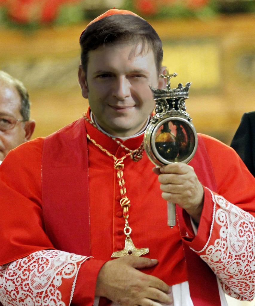 Il Cardinale Crescenzo Sepe mostra dall'altare del Duomo di Nap